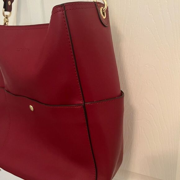 Bostonian Red Shoulder Bag with Structured Design - Picture 4 of 16